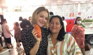 Atriz da Globo visita festa do figo e é reconhecida por fã