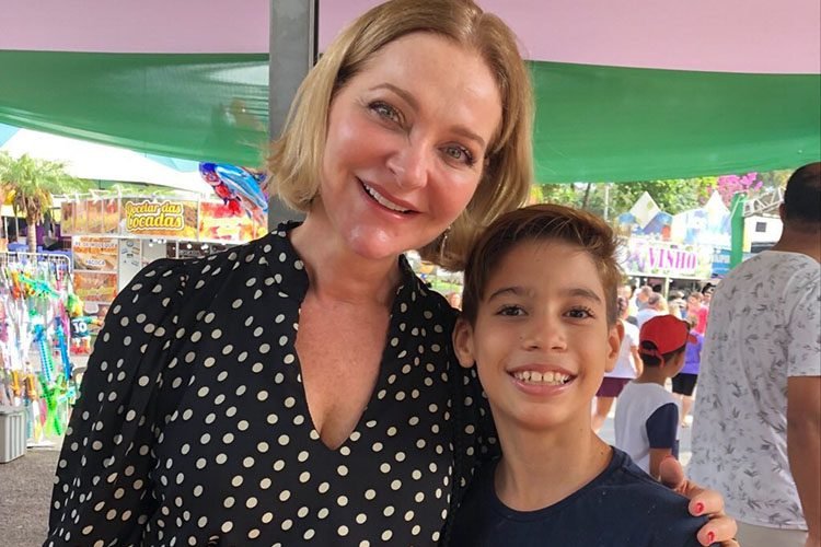 Atriz da Globo visita festa do figo e é reconhecida por fã