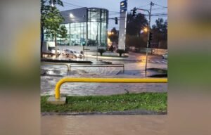 O seguidor Guido Barella enviou uma imagem da Avenida Invernada alagada no cruzamento com a Rua Campos Salles por volta das 18h40 desta quinta-feira, dia 19. A forte chuva desta vez elevou consideravelmente o nível do córrego, que ficou muito próximo de transbordar neste trecho.