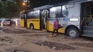 Ônibus de linha municipal fica atolado no Chácaras Alpinas