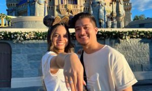 Valinhense realiza sonho de conhecer a Disney e fica noiva no parque