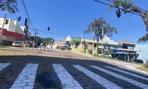 Cruzamento da Av. 11 de Agosto ao lado do Caetano recebe faixa de pedestre