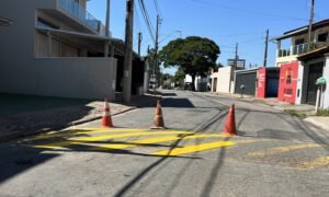 Sinalizações de trânsito são revitalizadas em rua no Bom Retiro