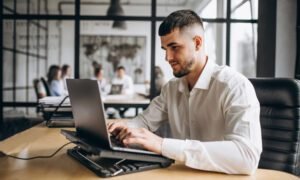 Agência de marketing oferece vagas de emprego em 7 áreas