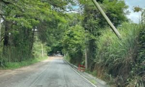 Poste na Estrada do Jequitibá está inclinado e tem perigo de queda