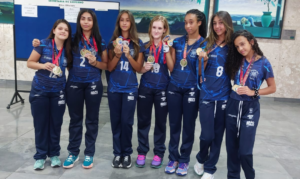 Equipe sub-17 de vôlei do Country Club entrega troféu para prefeita