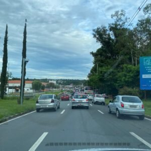 Avenida Invernada registra trânsito parado em horários de pico