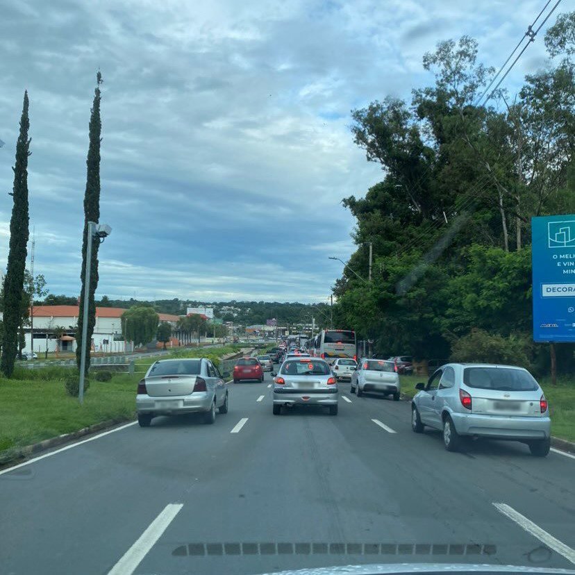 Avenida Invernada registra trânsito parado em horários de pico