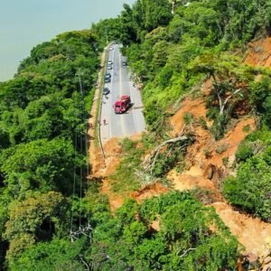 Governador pede para turistas não retornarem do litoral norte de SP ainda