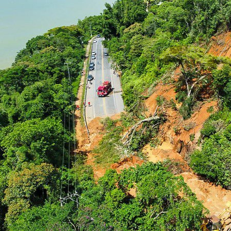Governador pede para turistas não retornarem do litoral norte de SP ainda