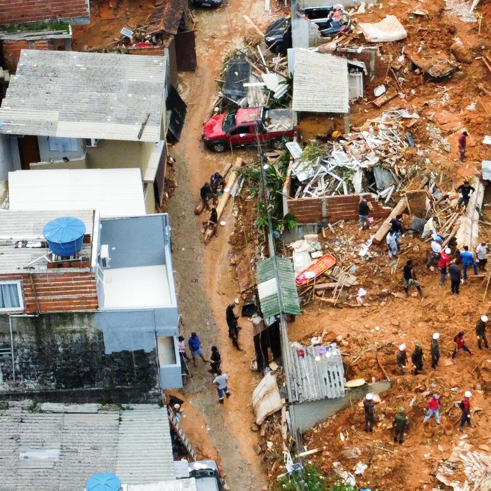DAEV doa 8 mil copos de água para vítimas das chuvas no litoral norte