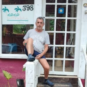 Valinhense abre portas de pousada a famílias desabrigadas no litoral norte