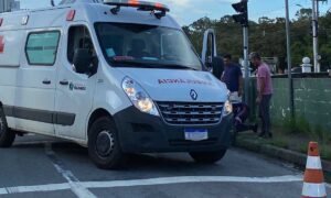 Motociclista sofre queda no Centro e é levado para UPA