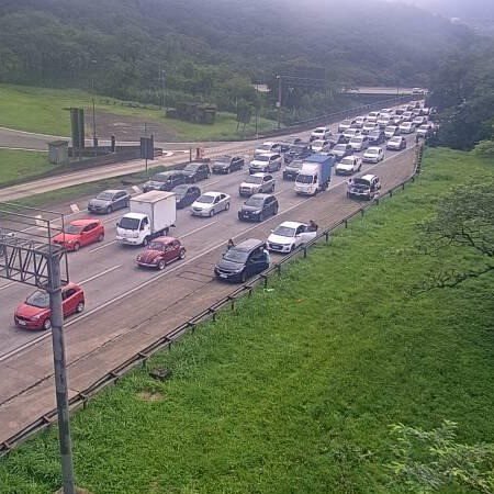 Subida do litoral tem trânsito intenso na manhã desta 4ª