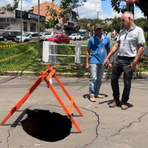 Surgimento de cratera causa interdição de rua próximo ao WO