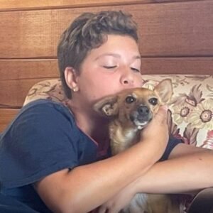 Mel foi adotada em 2017 e é companheira de Mariana
