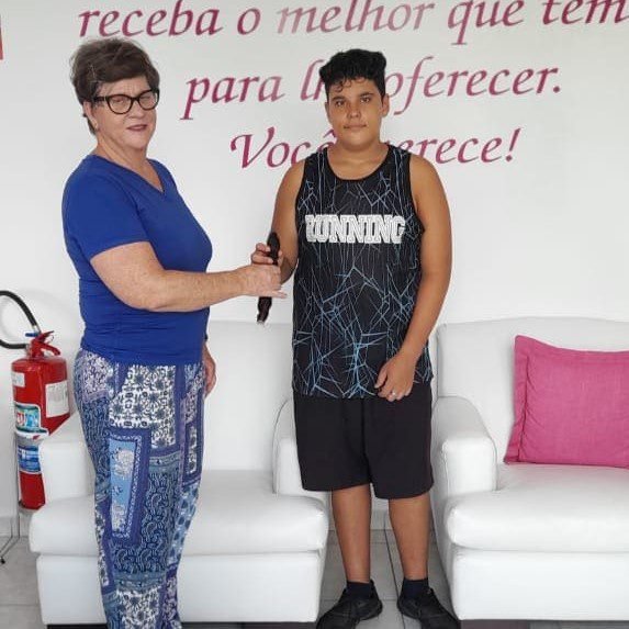 Valinhense deixa cabelo crescer por 2 anos e doa para o Rosa e Amor