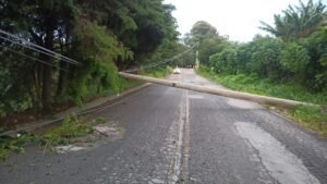 Poste cai e interdita Estrada do Jequitibá em Valinhos