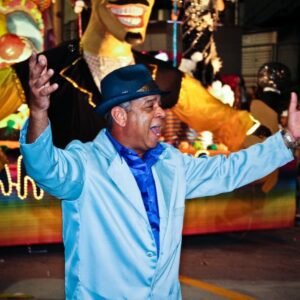 Carnavalesco valinhense fundou Escola de Samba Arco-Íris e já venceu o câncer