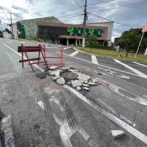 Bueiro fica sem tampa próximo ao Pão de Açúcar em Valinhos