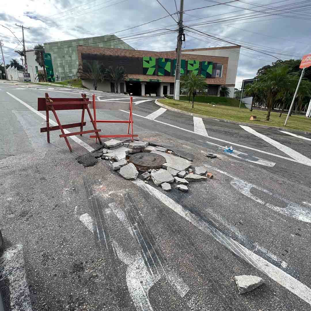 Bueiro fica sem tampa próximo ao Pão de Açúcar em Valinhos