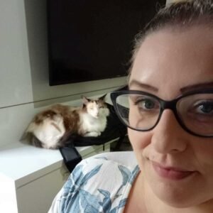 Gata Bruna foi adotada adulta por Amanda em 2016