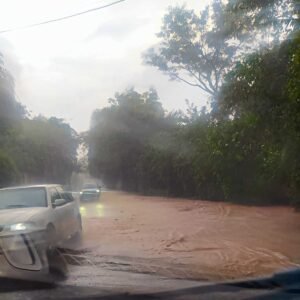 Rua do bairro Country Club alaga após forte chuva em Valinhos