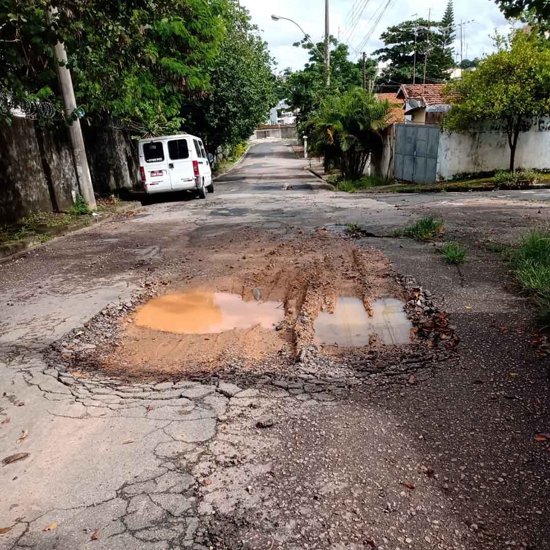 Buracos persistem em rua do bairro Bom Retiro há mais de um mês