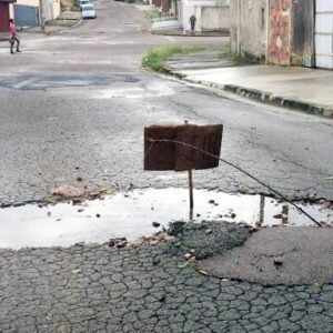 Pessoas colocam vara de pescar e placa em buraco no Jd. das Palmeiras