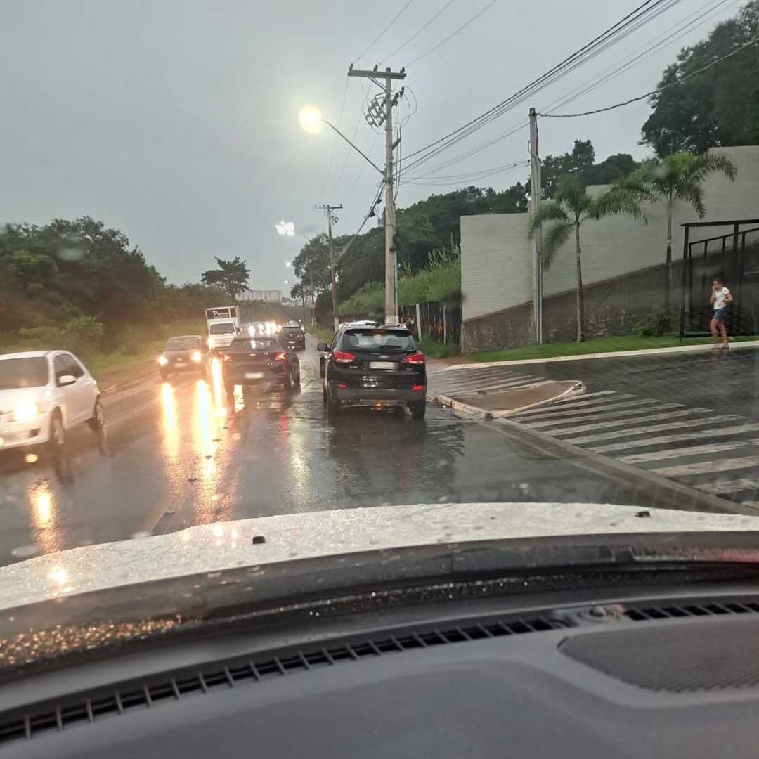 Trânsito carregado causa engavetamento com 4 carros na Avenida Invernada