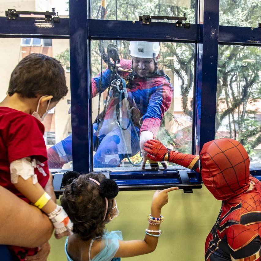 Empresa de Valinhos faz surpresa com super-heróis para crianças em hospital