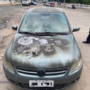 Incêndio em carro é controlado com ajuda de pessoas em Valinhos