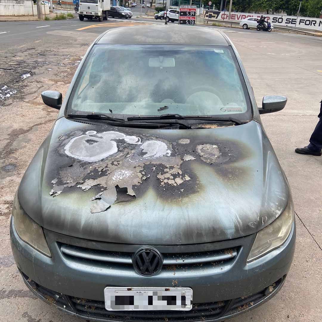 Incêndio em carro é controlado com ajuda de pessoas em Valinhos