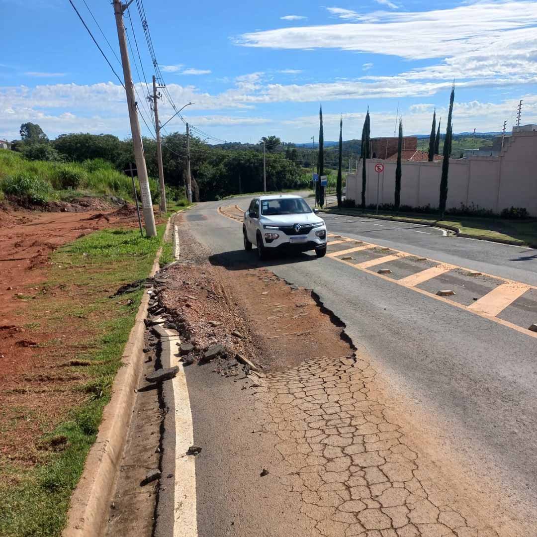 Estrada do Roncaglia tem buracos, mato alto e pouca iluminação em Valinhos