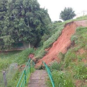 Deslizamento de terra bloqueia um dos acessos à região do Ponte Alta