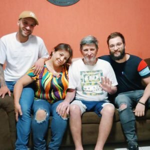 Valdemir com a esposa e os filhos na primeira foto ao chegar em casa depois da alta médica