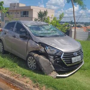 Av. Joaquim Alves Corrêa registra capotamento de veículo em Valinhos