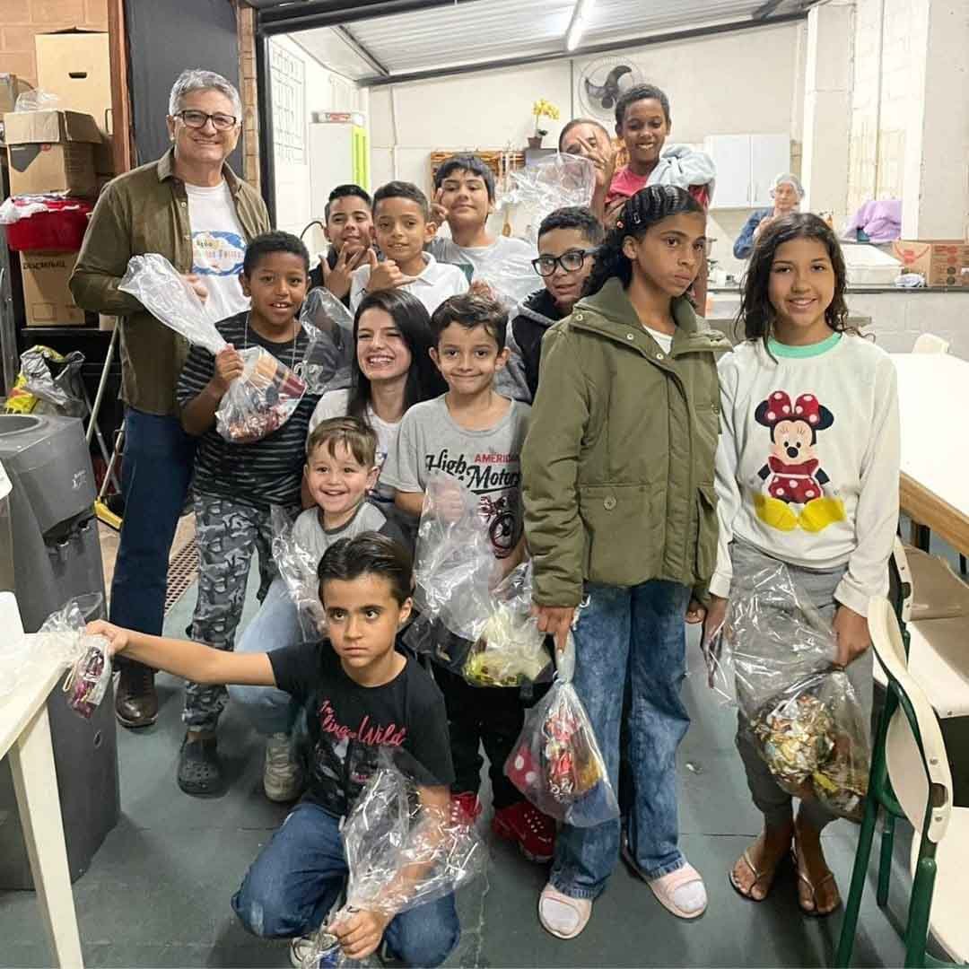 Projeto social doa 40 ovos de Páscoa para crianças do Pq. Portugal