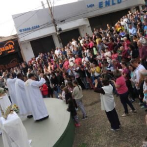 Católicos lotam Largo São Sebastião neste domingo em Valinhos