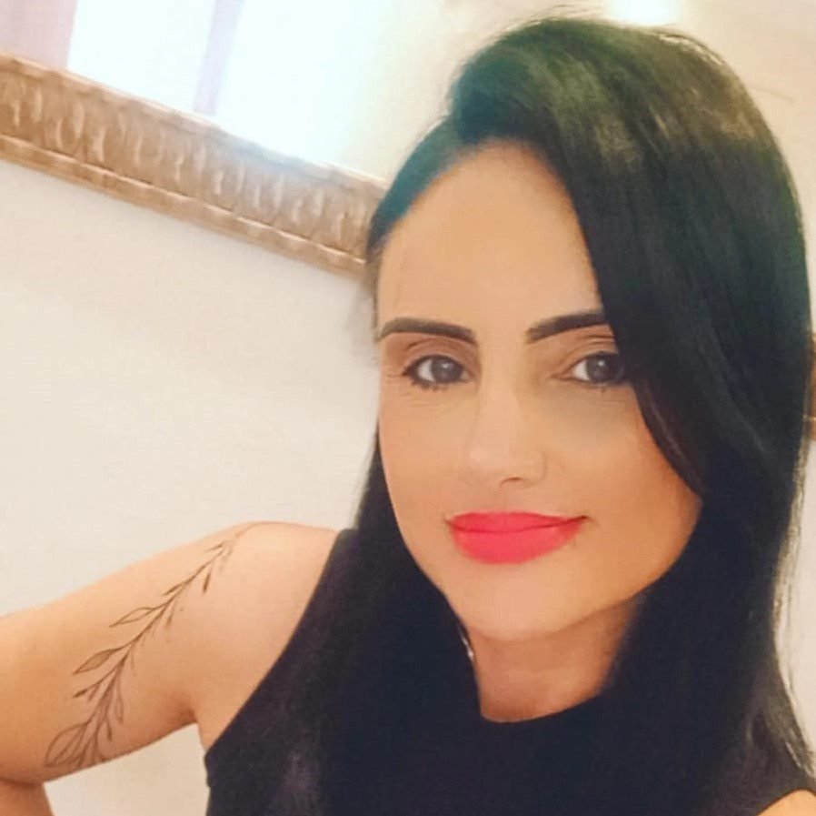 Após divórcio, valinhense se reencontra como tatuadora para mulheres