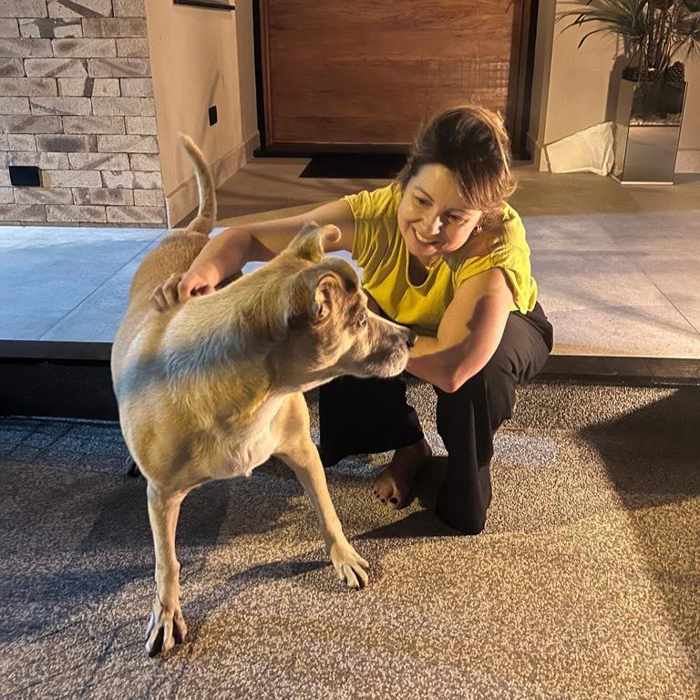 Após ser abandonada, cadela Blue é adotada por valinhense Ana Carolina