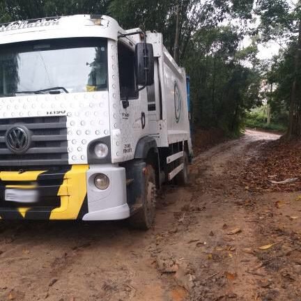Caminhão de coleta de lixo atola no São Bento do Recreio em Valinhos