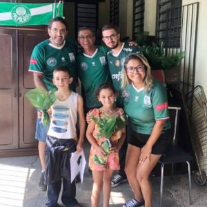 O Consulado Oficial do Palmeiras em Valinhos promoveu a entrega de 140 ovos de Páscoa para crianças de famílias atendidas pelo Grupo Fraterno Foco de Luz, no bairro Alto da Colina.