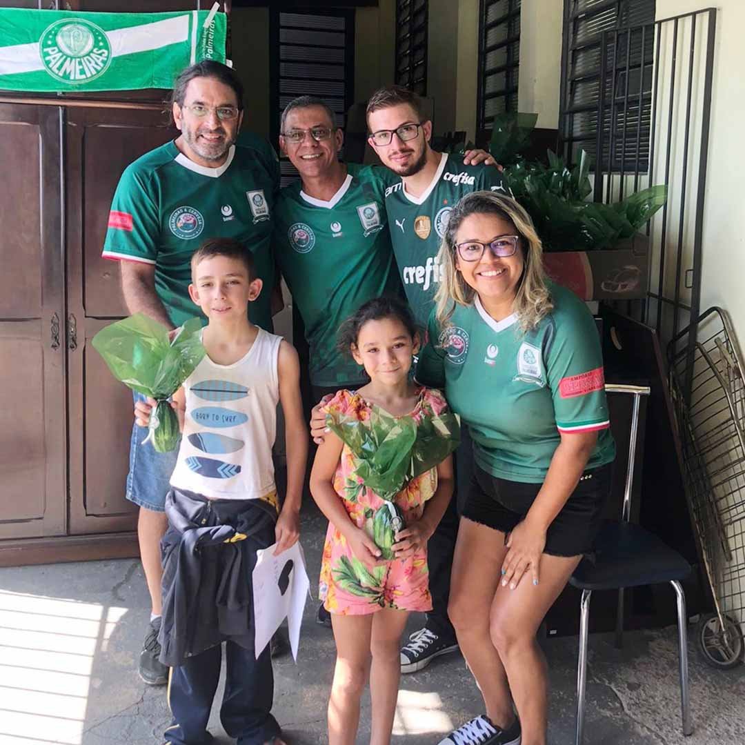 O Consulado Oficial do Palmeiras em Valinhos promoveu a entrega de 140 ovos de Páscoa para crianças de famílias atendidas pelo Grupo Fraterno Foco de Luz, no bairro Alto da Colina.