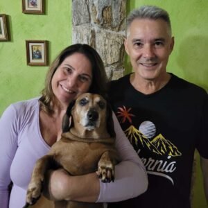 Casal valinhense fez cadeira de rodas para cão Tooty após lesão na coluna