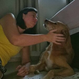 Cãozinho Bolt foi adotado por Gisele e hoje é seu melhor amigo