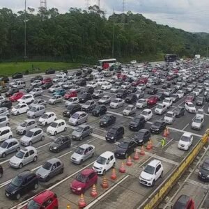 Cerca de 285 mil veículos devem descer para o litoral de SP no feriadão