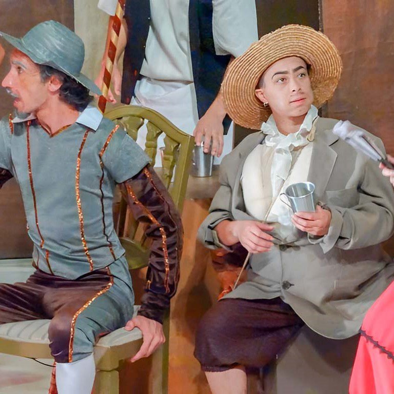 Após perder os avós, valinhense realiza sonho de atuar no teatro