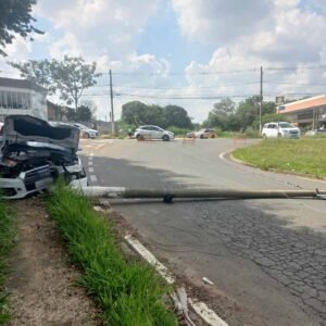 Av. Invernada tem parte da pista bloqueada após veículo derrubar poste