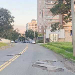 Ruas na região do Shopping Valinhos estão com muitos buracos